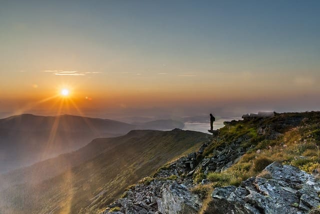 Obrazek do pytania: Gdy jesteś w górach i robi się ciemno, co robisz?