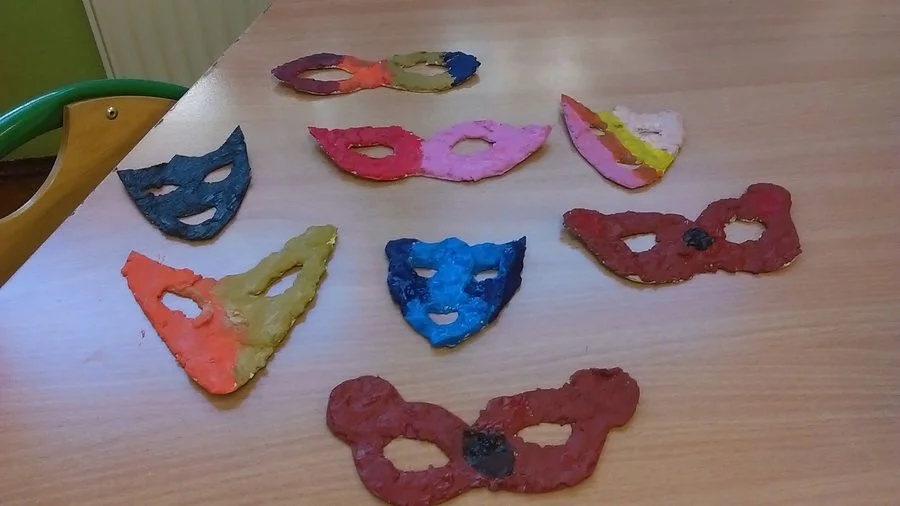 Praca plastyczna: Maski karnawałowe z tektury