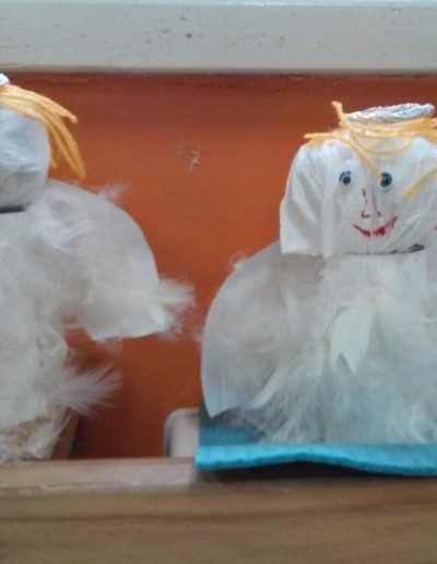 Praca plastyczna: Aniołki z białych piórek 1