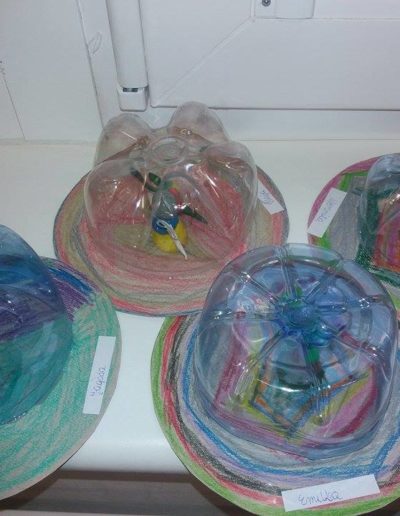 Praca plastyczna: Spodki kosmiczne z butelek 1