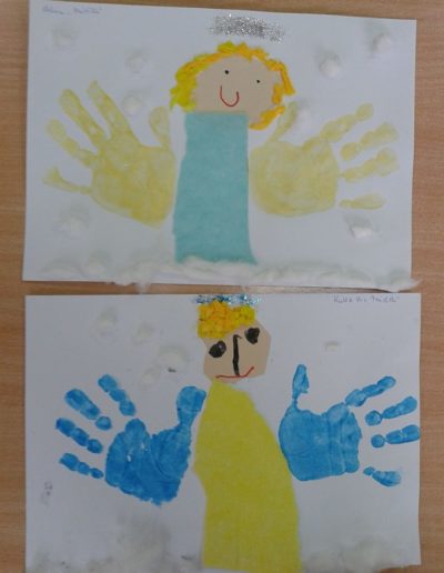 Praca plastyczna: Aniołki z odbitych rączek 2