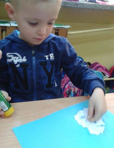 Praca plastyczna: Bałwanek - wydzieranka 11