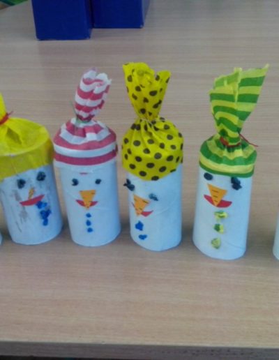 Praca plastyczna: Bałwanki w kolorowych czapkach 1