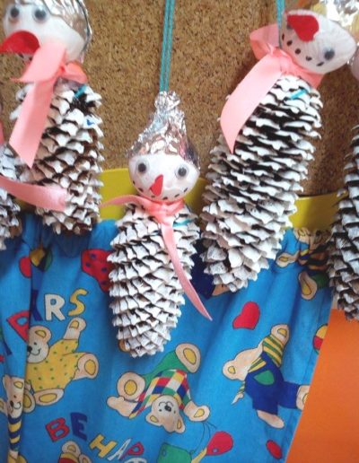 Praca plastyczna: Bałwanki z szyszek 1