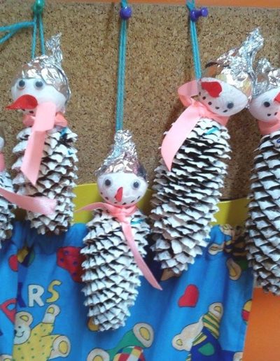 Praca plastyczna: Bałwanki z szyszek 2