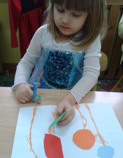 Praca plastyczna: Baloniki z wełny i kolorowego papieru 1