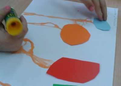 Praca plastyczna: Baloniki z wełny i kolorowego papieru