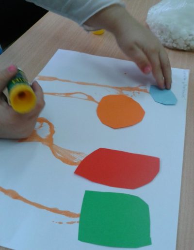 Praca plastyczna: Baloniki z wełny i kolorowego papieru 11