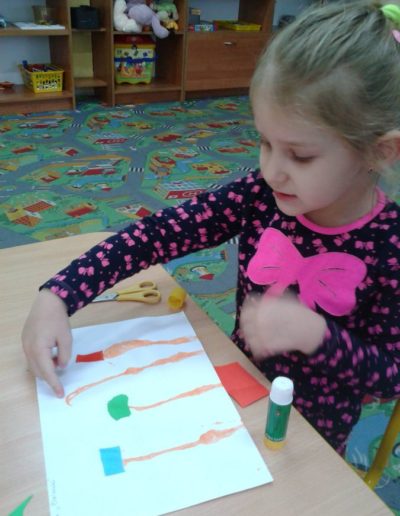 Praca plastyczna: Baloniki z wełny i kolorowego papieru 5