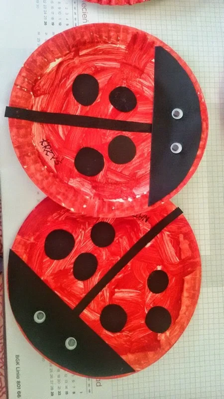 Praca plastyczna: Biedronka z papierowych talerzyków