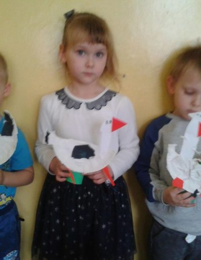 Praca plastyczna: Bociany z papierowych talerzyków 1