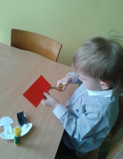 Praca plastyczna: Bociany z papierowych talerzyków 10