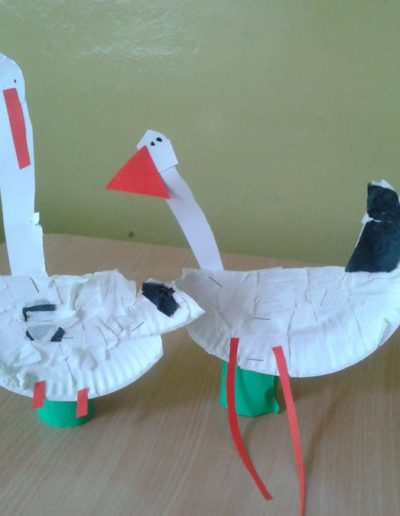 Praca plastyczna: Bociany z papierowych talerzyków 14