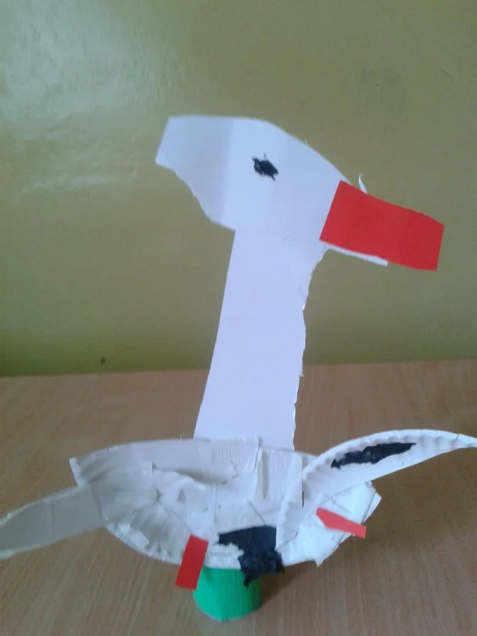 Praca plastyczna: Bociany z papierowych talerzyków