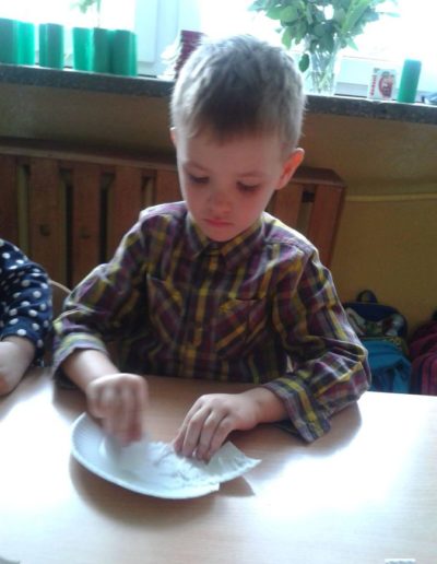 Praca plastyczna: Bociany z papierowych talerzyków 19