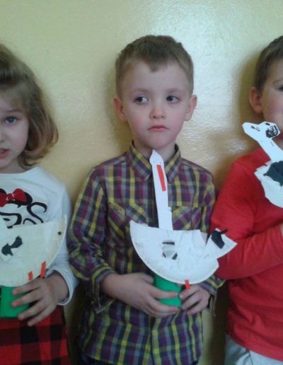 Praca plastyczna: Bociany z papierowych talerzyków 3