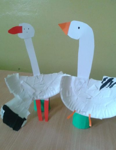 Praca plastyczna: Bociany z papierowych talerzyków 4