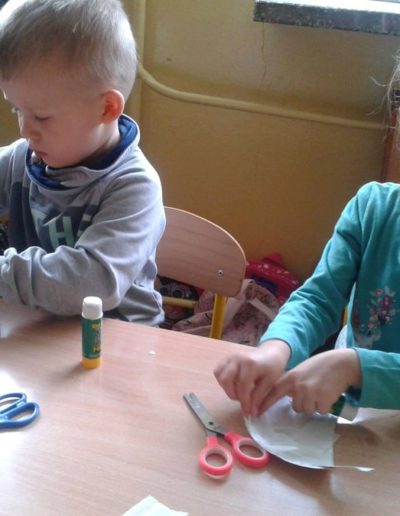 Praca plastyczna: Bociany z papierowych talerzyków 5