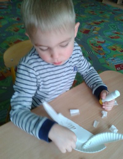 Praca plastyczna: Bociany z papierowych talerzyków 7