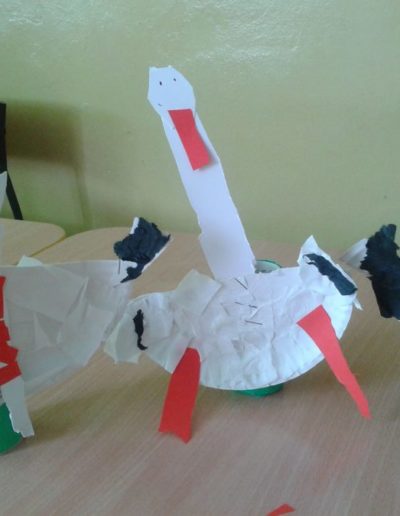 Praca plastyczna: Bociany z papierowych talerzyków 8