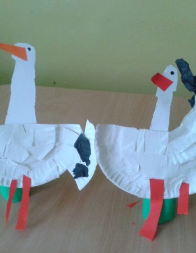 Praca plastyczna: Bociany z papierowych talerzyków 9
