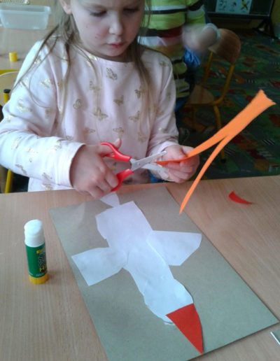 Praca plastyczna: Bociany - wycinanka i wydzieranka 10