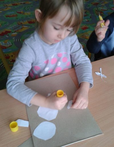 Praca plastyczna: Bociany - wycinanka i wydzieranka 2