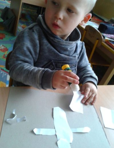 Praca plastyczna: Bociany - wycinanka i wydzieranka 3