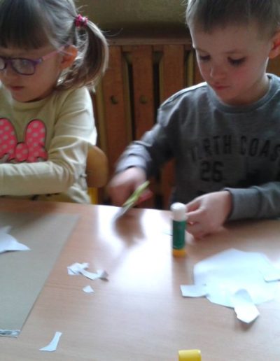 Praca plastyczna: Bociany - wycinanka i wydzieranka 4