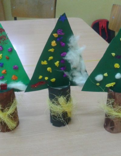 Praca plastyczna: Choineczki z rolki papieru 1