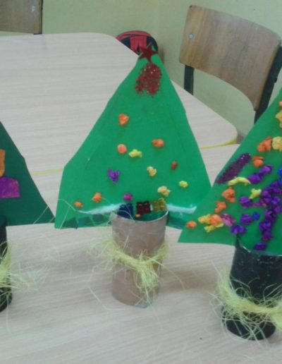 Praca plastyczna: Choineczki z rolki papieru 3