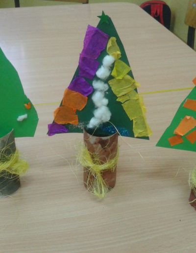 Praca plastyczna: Choineczki z rolki papieru 4