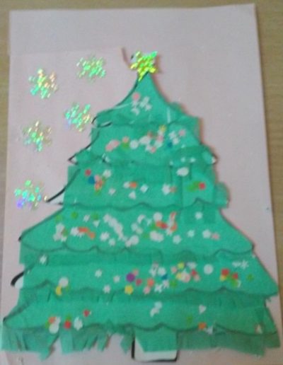 Praca plastyczna: Choinki z zielonej bibuły 1