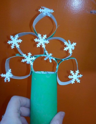 Praca plastyczna: Choinki z rolek 1