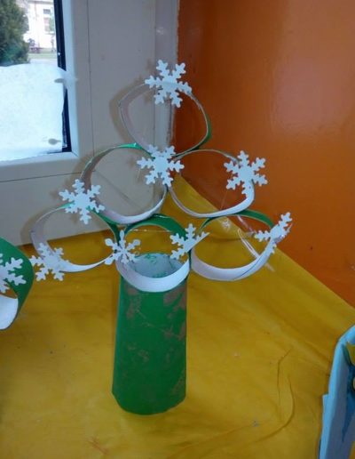 Praca plastyczna: Choinki z rolek 2