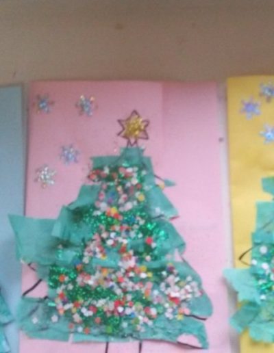 Praca plastyczna: Choinki z zielonej bibuły 2