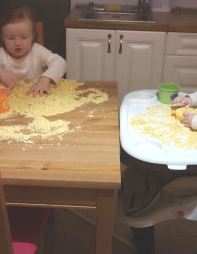 Praca plastyczna: Domowy piasek z mąki i oleju 1