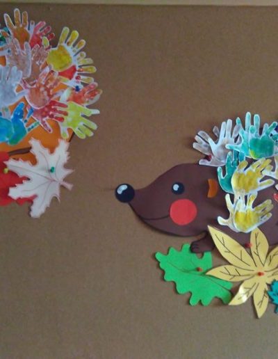 Praca plastyczna: Jeż z kolorowych rączek 1