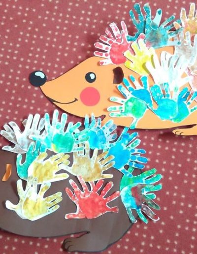 Praca plastyczna: Jeż z kolorowych rączek 2