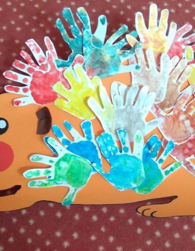 Praca plastyczna: Jeż z kolorowych rączek 3