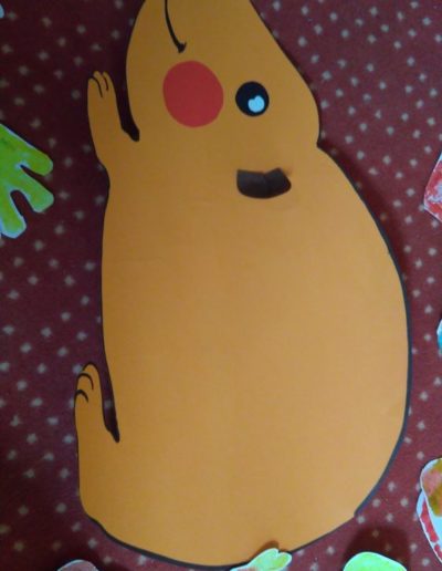 Praca plastyczna: Jeż z kolorowych rączek 4