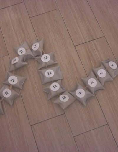 Praca plastyczna: Kalendarz adwentowy z rolek po papierze 1