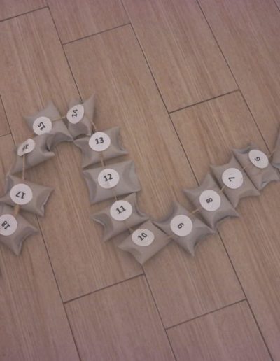 Praca plastyczna: Kalendarz adwentowy z rolek po papierze 2