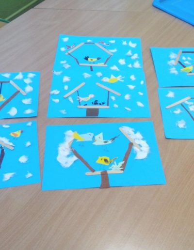 Praca plastyczna: Karmnik dla ptaków z patyczków do lodów 1