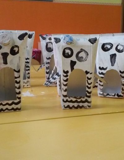 Praca plastyczna: Karmniki - Sowy z pudełka po mleku 1