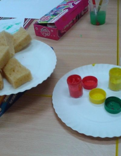 Praca plastyczna: Kasztanowe ludziki (przy użyciu farb i gąbki) 1