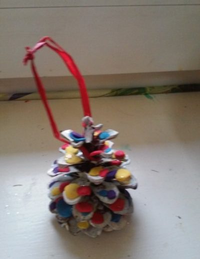 Praca plastyczna: Kolorowe szyszki zdobione plasteliną 1