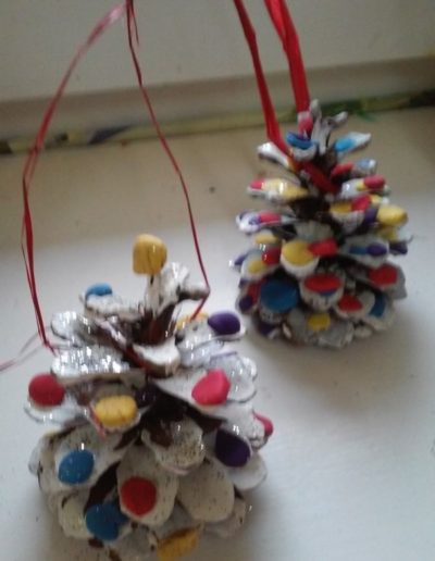 Praca plastyczna: Kolorowe szyszki zdobione plasteliną 2