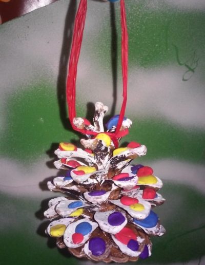 Praca plastyczna: Kolorowe szyszki zdobione plasteliną 3