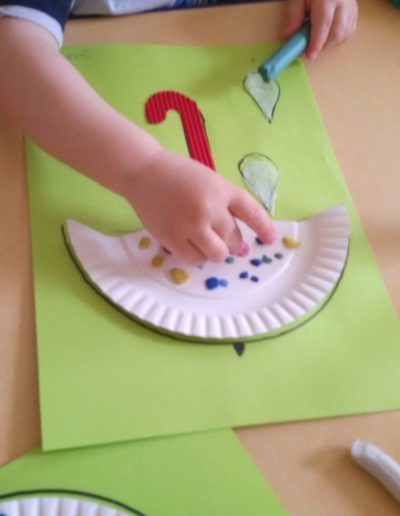 Praca plastyczna: Kolorowe parasolki z papierowych talerzy 2